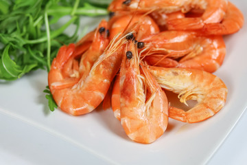 assiette de crevettes roses et salade roquette