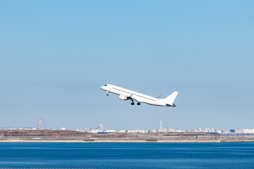 青空を背景に羽田空港を離陸する飛行機