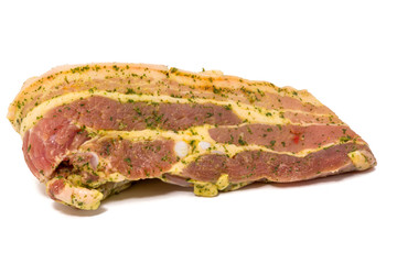 Roher, marinierter Schweinebauch zum Grillen