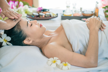Obraz na płótnie Canvas spa,wellness, beauty and relaxation concept -Young Asian woman receiving head massage at beauty spa
