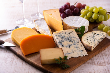 様々な種類のチーズ盛り合わせ