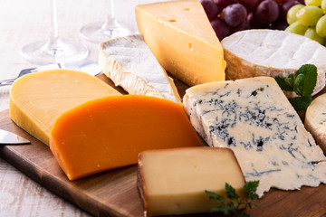 様々な種類のチーズ盛り合わせ