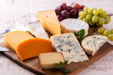 様々な種類のチーズ盛り合わせ