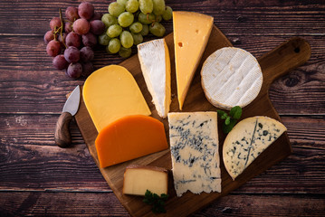 様々な種類のチーズ盛り合わせ