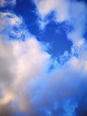 Obraz premium Beautiful clouds on the blue sky