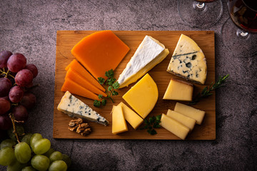 様々な種類のチーズ盛り合わせと赤ワイン