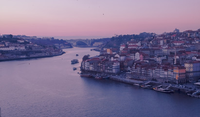 Fototapeta premium Atardecer en Oporto (barrio de la Ribeira) desde Vila Nova de Gaia (Portugal).