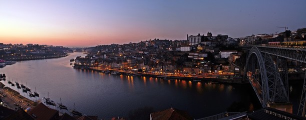 Atardecer en Oporto. Río Douro, barrio de La Ribeira y el Puente de Don Luis I. Fotografía desde Vila Nova de Gaia (Portugal). - obrazy, fototapety, plakaty