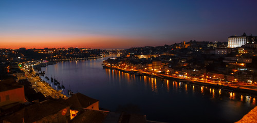 Fototapeta na wymiar Panorámica de Oporto, Vila Nova de Gaia y la desembocadura del río Douro en Portugal.