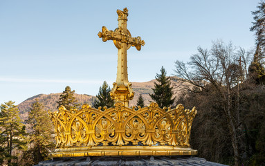 Obraz premium Gilded crown of the Lourdes Basilica