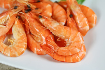 assiette de crevettes roses et salade roquette