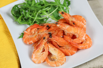 assiette de crevettes roses et salade roquette