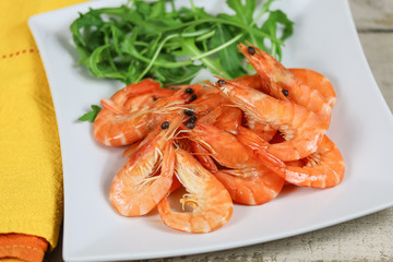 assiette de crevettes roses et salade roquette