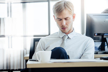 Naklejka premium Business people working in a small office