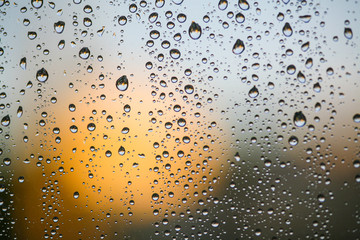 Gouttes de pluie sur la vitre d'une fenêtre - obrazy, fototapety, plakaty