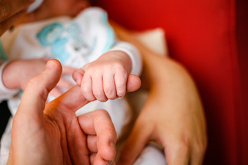 Bébé tenant la main de sa mère