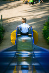 Enfant jouant sur un toboggan