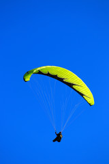 Vol en parapente seul ou en duo sous un ciel bleu