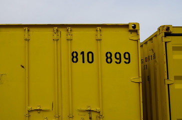 gelber Container
