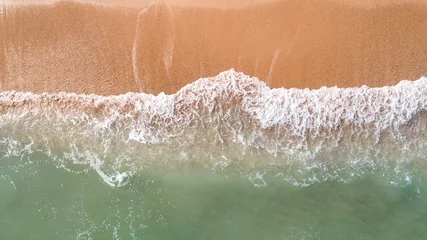 Foto op Plexiglas Top down view landscape scene of waves crashing on empty tropical beach © dechevm