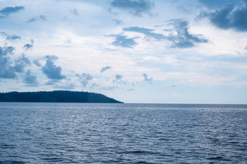 Fototapeta premium Sea and mountain views. the clear skies with beautiful clouds. Suitable for tourism recreation. At Ko Kood, Trat province, Thailand.