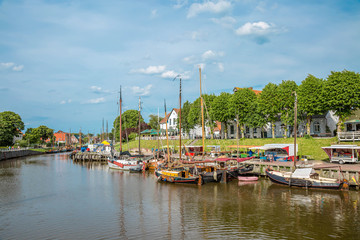 Fototapeta na wymiar Romantischer Fischereihafen in Carolinensiel