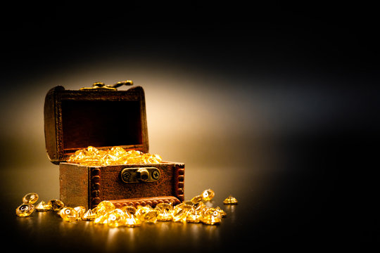 宝箱と宝石 黒背景 Stock 写真 Adobe Stock