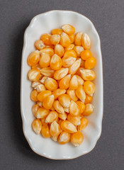 Maiskörner in einer weißen Schale für die Food Fotografie