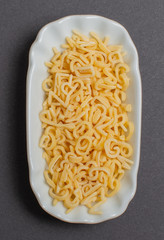 Buchstaben Nudeln in einer weißen Schale für die Food Fotografie