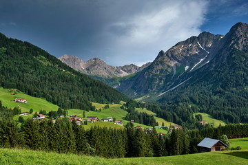 Bergdorf in den Alpen, Österreich