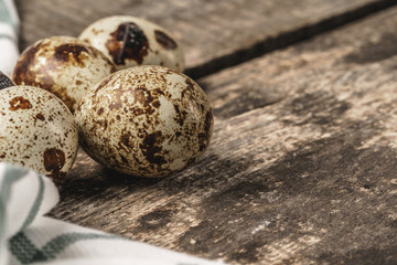 Obraz premium Quail eggs on a wooden table