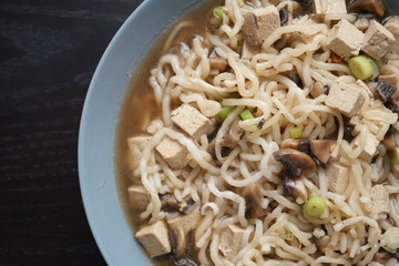 vegane Japanische Suppe aus Tofu Reis Champignons