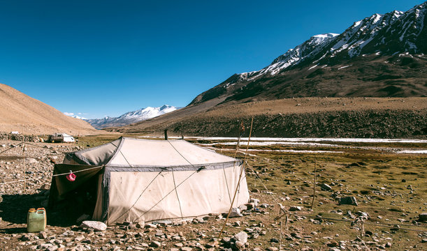 Nomadic people. They live for several months a year in tents, looking for fresh pastures for their goats, from which comes cashmere wool. In Ladakh, Kashmir, India.