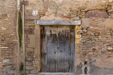 Puerta de una casa antigua con el número 7 (siete)