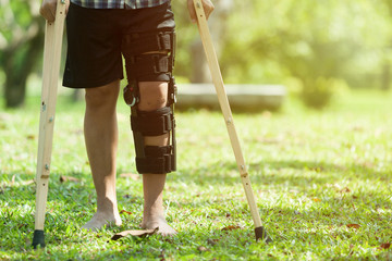Use leg blockers after knee surgery to rest in the garden Read books eat coffee for physical therapy.