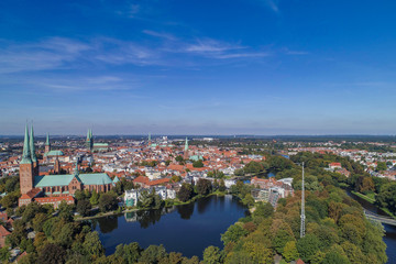 Fototapeta na wymiar Mühlenteich am Dom zu Lübeck