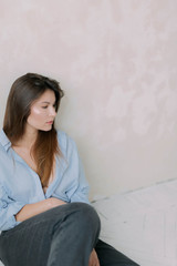 Naklejka premium young woman sitting on the floor