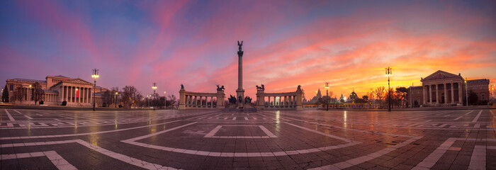 Obraz premium Budapest, Hungary. Panoramic cityscape image of the Heroes' Square with the Millennium Monument, Budapest, Hungary during beautiful sunrise.