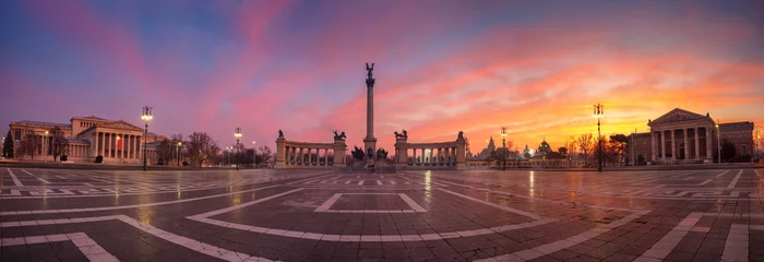 Photo sur Plexiglas Budapest Budapest, Hungary. Panoramic cityscape image of the Heroes' Square with the Millennium Monument, Budapest, Hungary during beautiful sunrise.