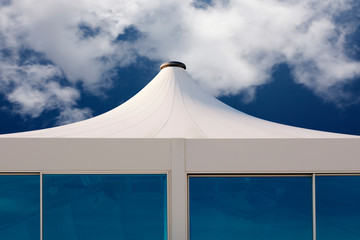 Gazebo bianco sfondo cielo