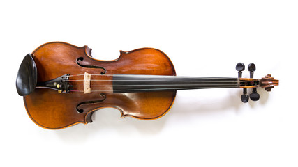 Alte schöne bespielte Geige / Violine - liegend mit weißem Hintergrund und Schatten