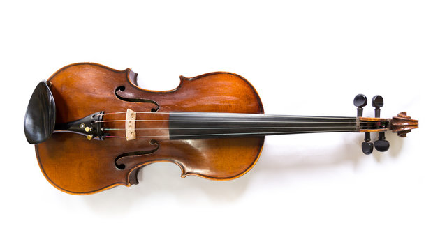 Alte sch&ouml;ne bespielte Geige / Violine - liegend mit wei&szlig;em Hintergrund und Schatten