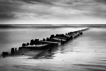 Lange belichtingsopname van de zee en een pier, zwart-witfoto, Oostzee, Polen