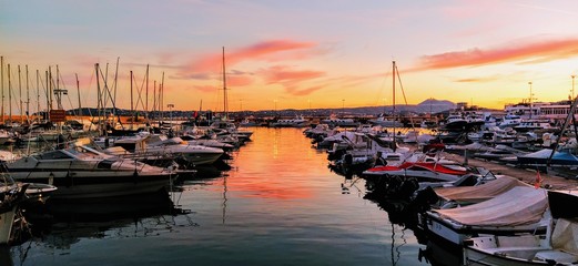 Barcos atracados al atardecer en el puerto de Jávea © Alexandra