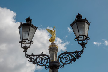 Fototapeta na wymiar Siegessäule in Berlin mit Viktoria und Berliner Strassenlampe