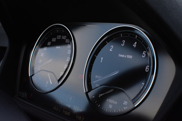 Tempoanzeige eines modernen Autos als Hintergrund