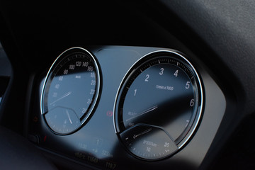 Tempoanzeige eines modernen Autos als Hintergrund