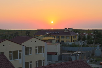 Fototapeta na wymiar pink sunset by the sea in summer on vacation, beautiful sky unusual