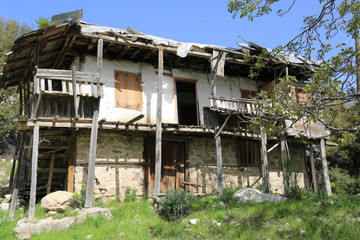 Fototapeta na wymiar Ruin of abandoned old house