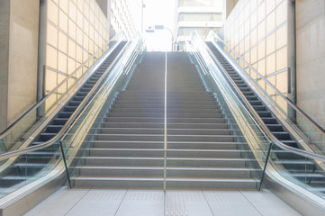 東京都千代田区丸の内の近代的なビルにあるエスカレーターと階段